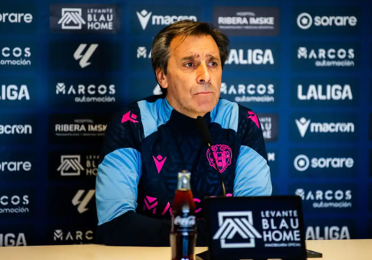 Felipe Miñambres, durante una rueda de prensa