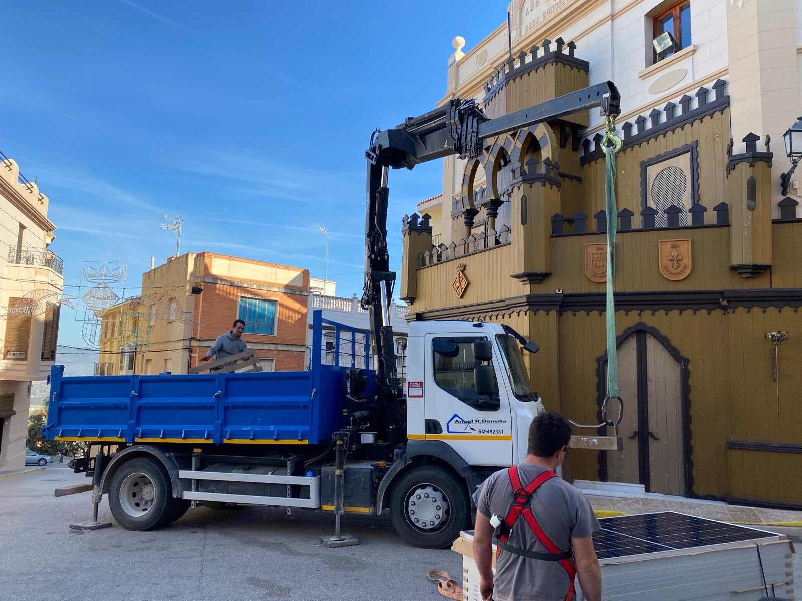 Instalación de los paneleres solares en el Ayuntamiento.