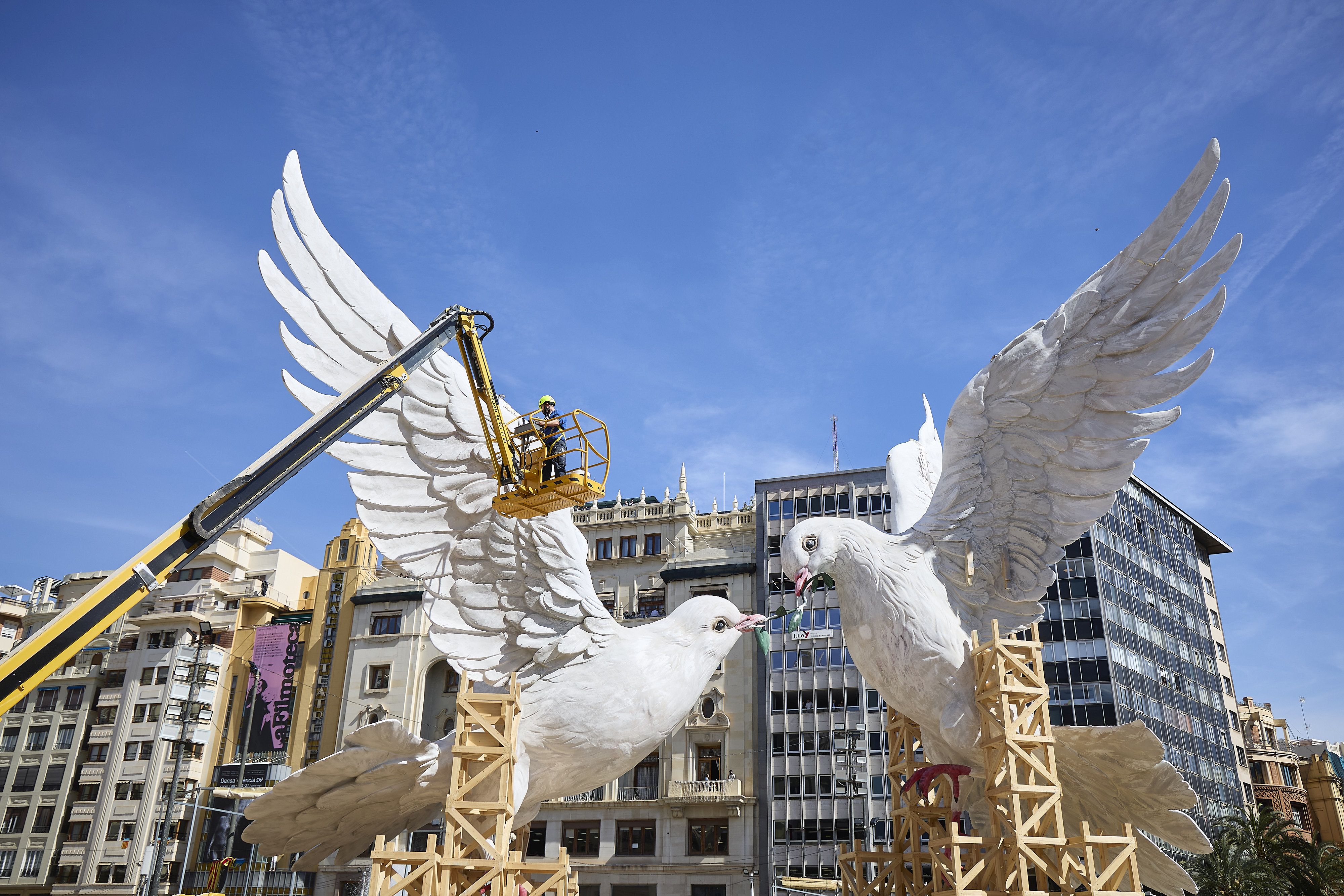 Montaje de las escenas de la falla municipal de Valencia