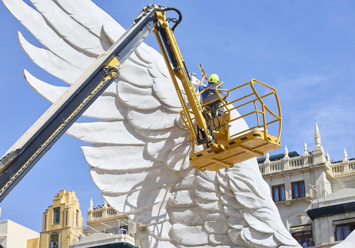 Montaje de las escenas de la falla municipal de Valencia