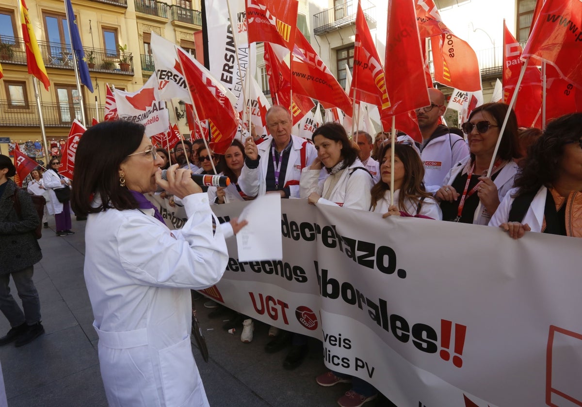 Protesta de los sindicatos por este decreto ante el Palau de la Generalitat.