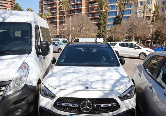 Un SUV aparcado en Valencia junto a una furgoneta, sin salida por el lado del acompañante.