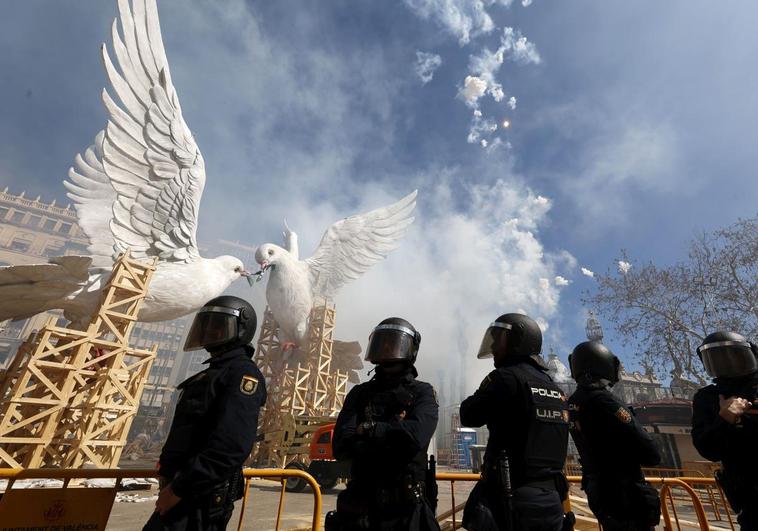 Mascletà en la plaza del Ayuntamiento de Valencia.