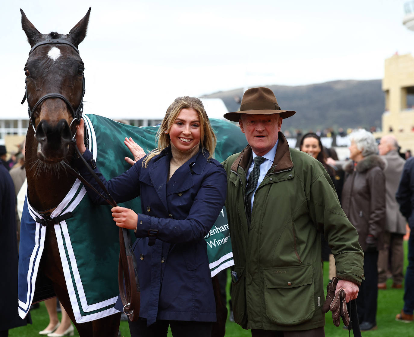 La familia real británica y el glamur de las carreras de caballos