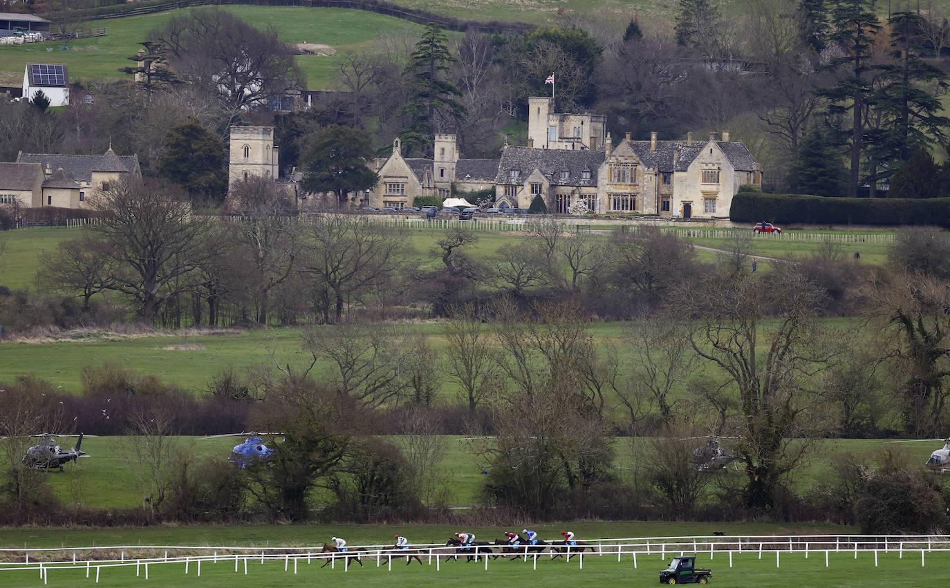 La familia real británica y el glamur de las carreras de caballos