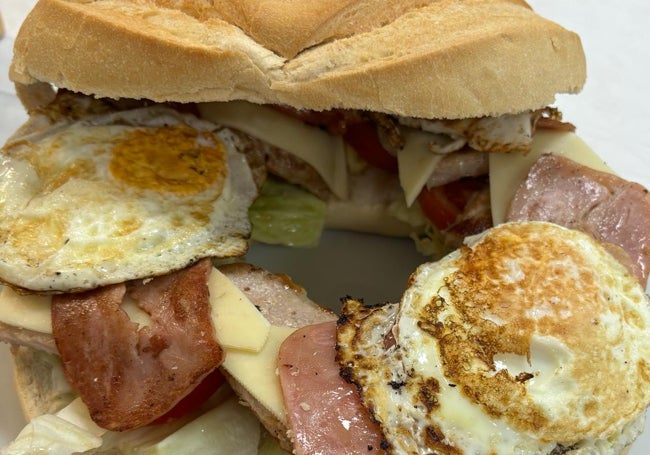 Uno de los bocadillos en rosca de Nou Alameda.