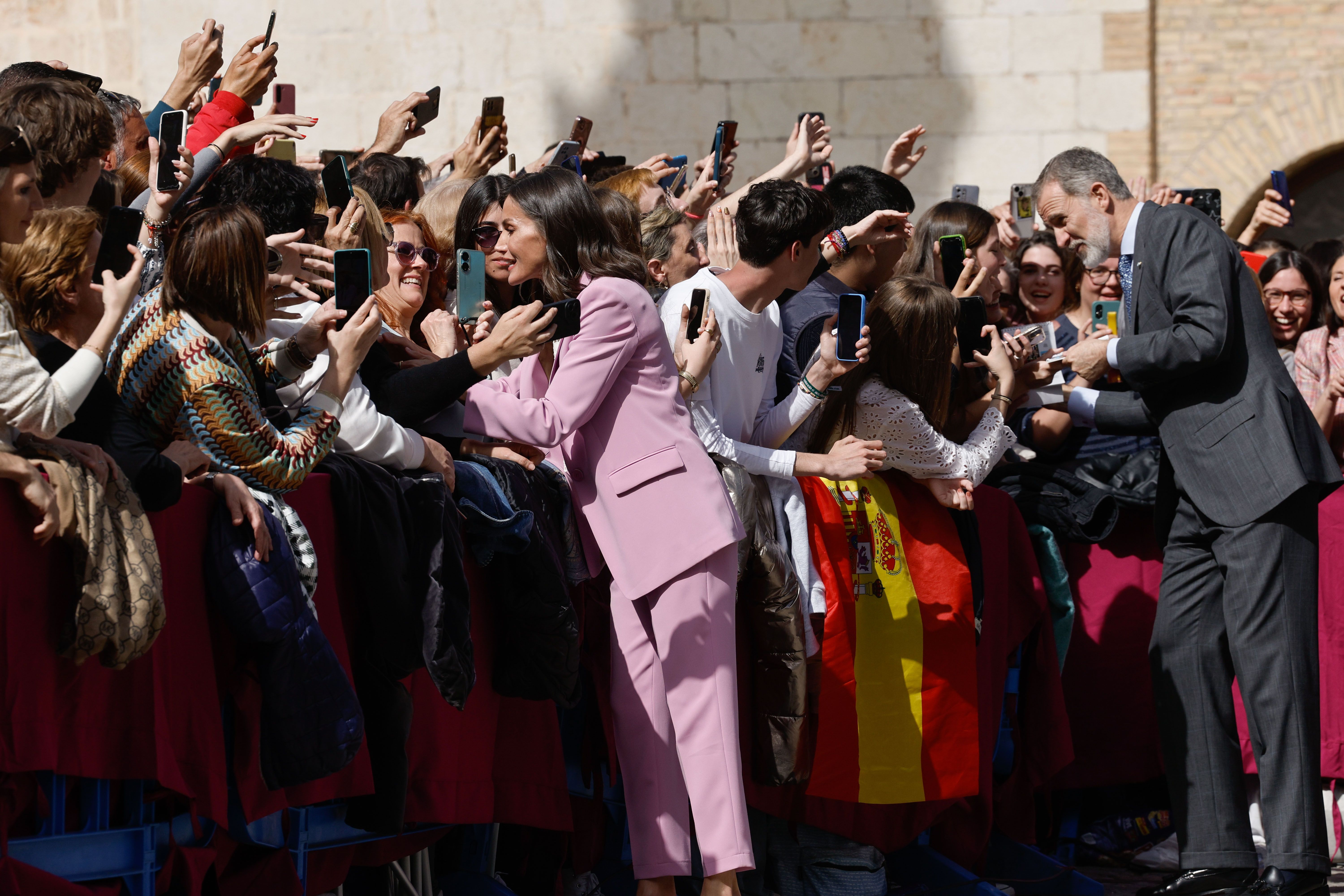 La reina Letizia apuesta por el rosa en Gandia (Valencia)