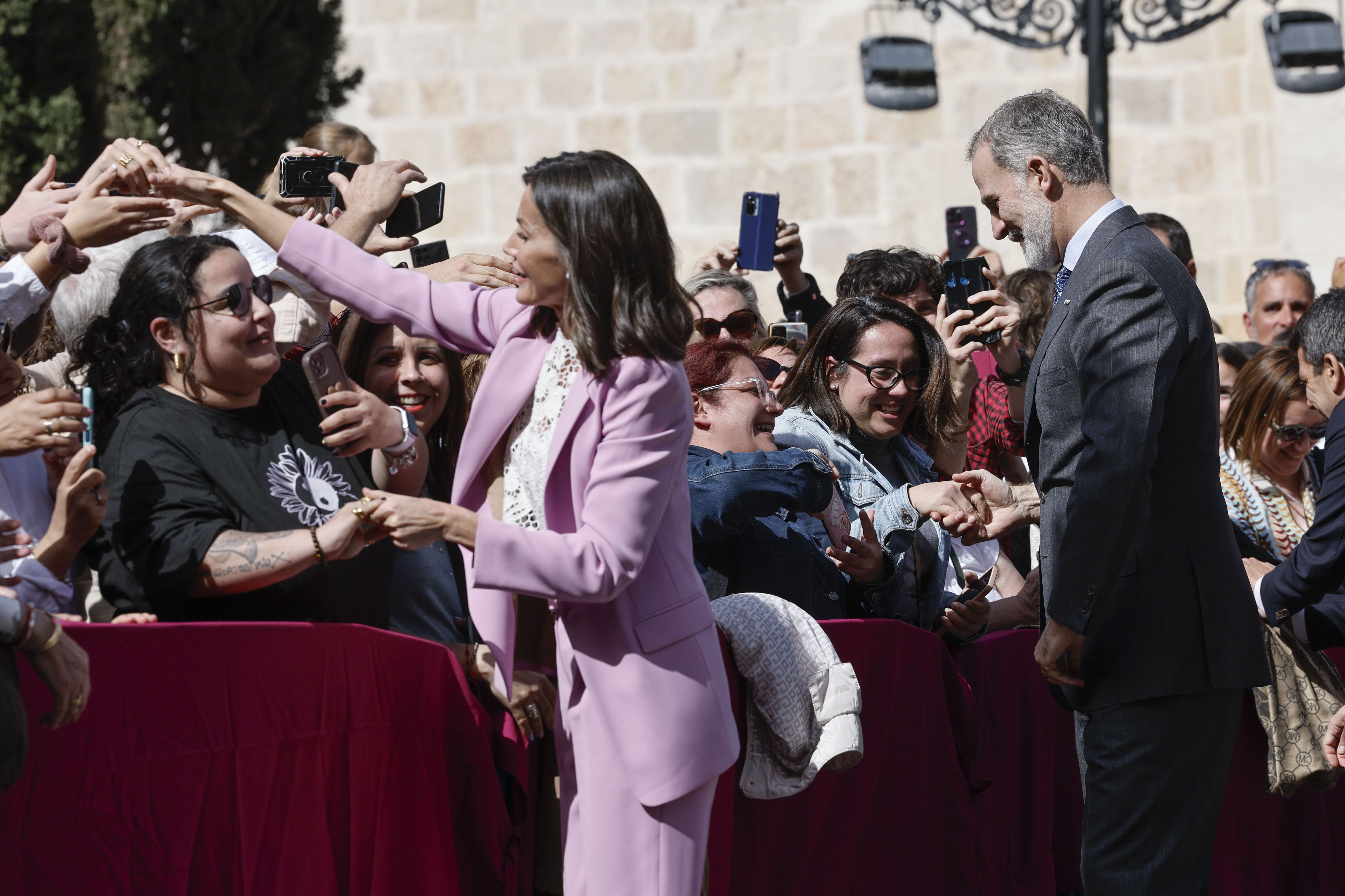 La reina Letizia apuesta por el rosa en Gandia (Valencia)