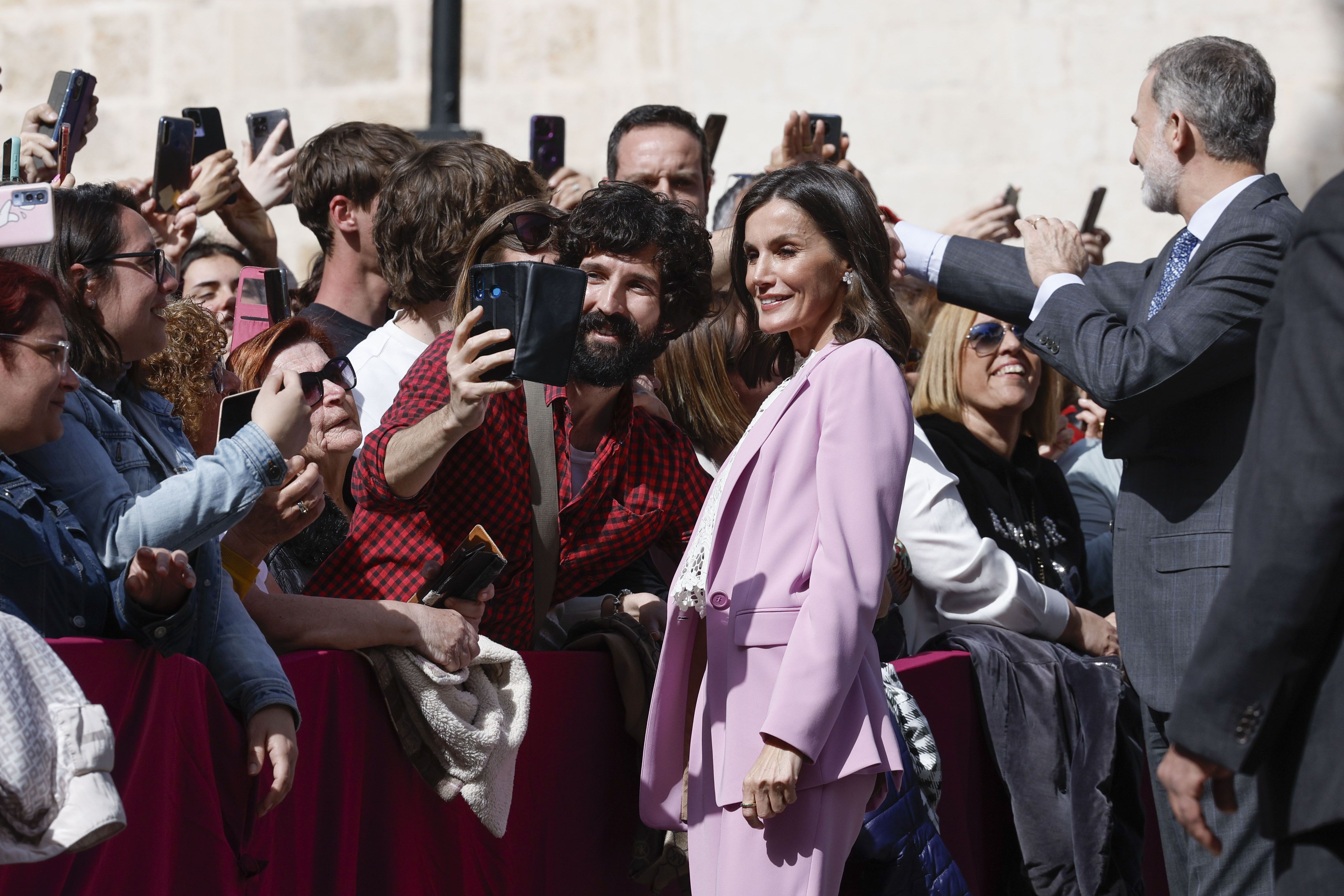 La reina Letizia apuesta por el rosa en Gandia (Valencia)