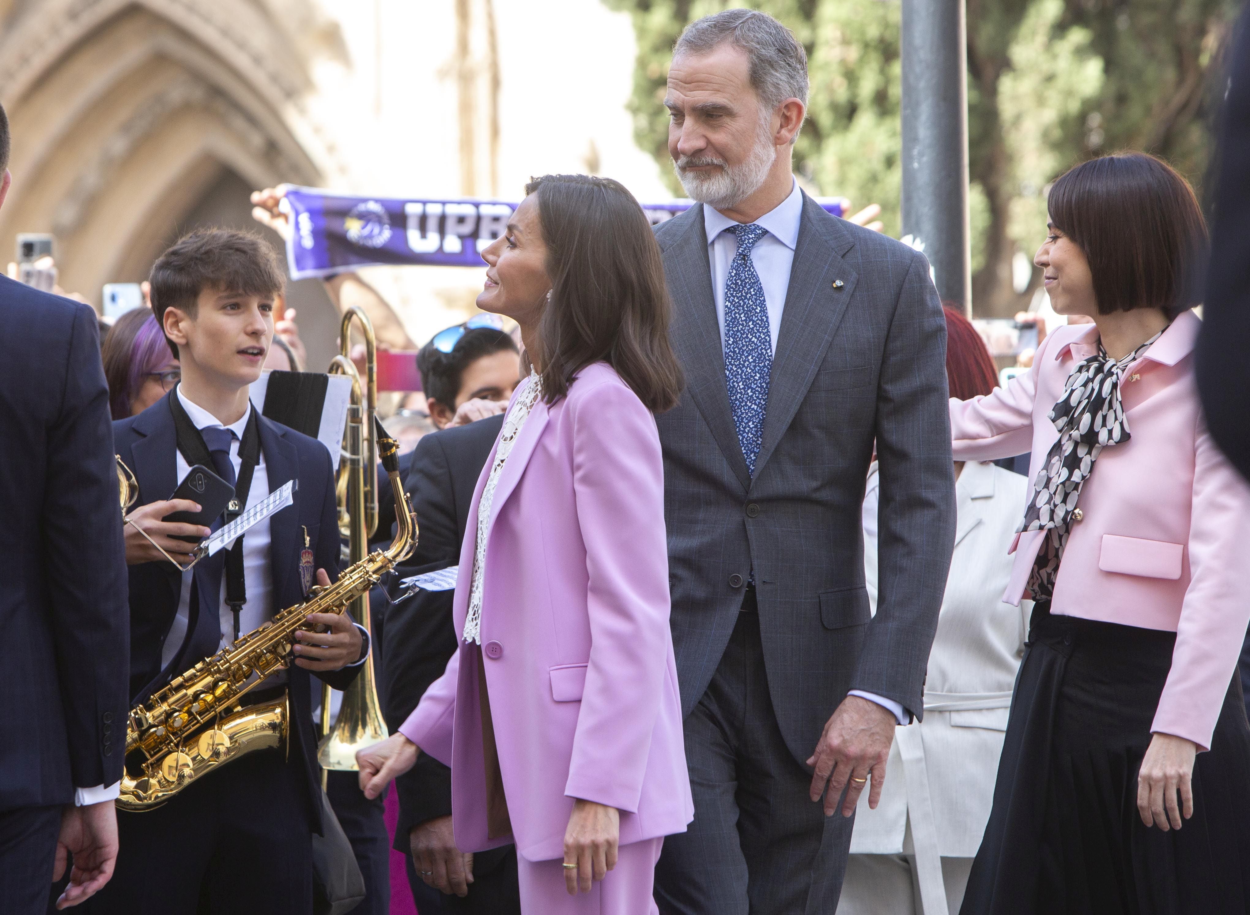 La reina Letizia apuesta por el rosa en Gandia (Valencia)