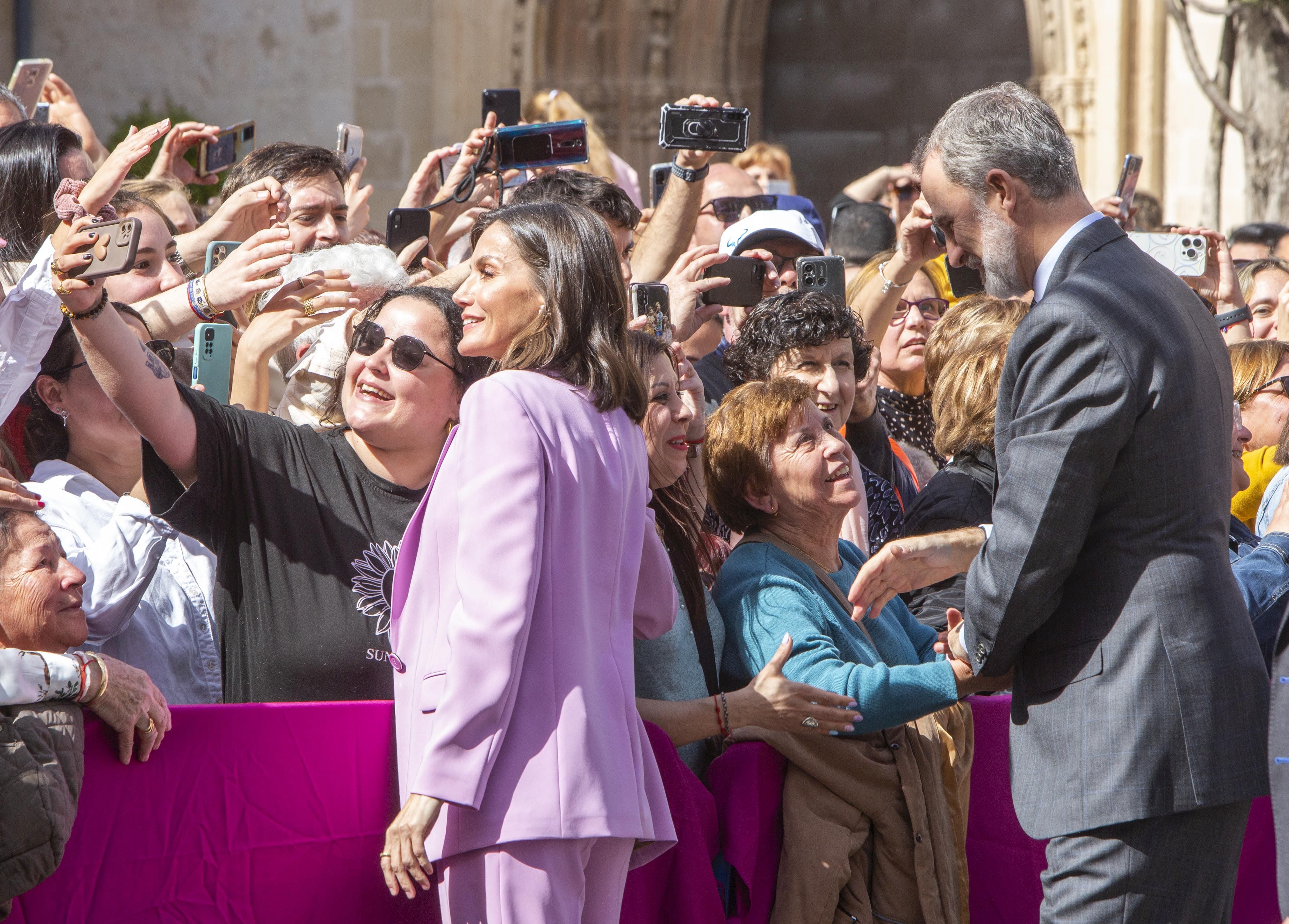 La reina Letizia apuesta por el rosa en Gandia (Valencia)