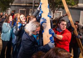 Catalá y las falleras de Peset levantan 'al tombe' el monumento