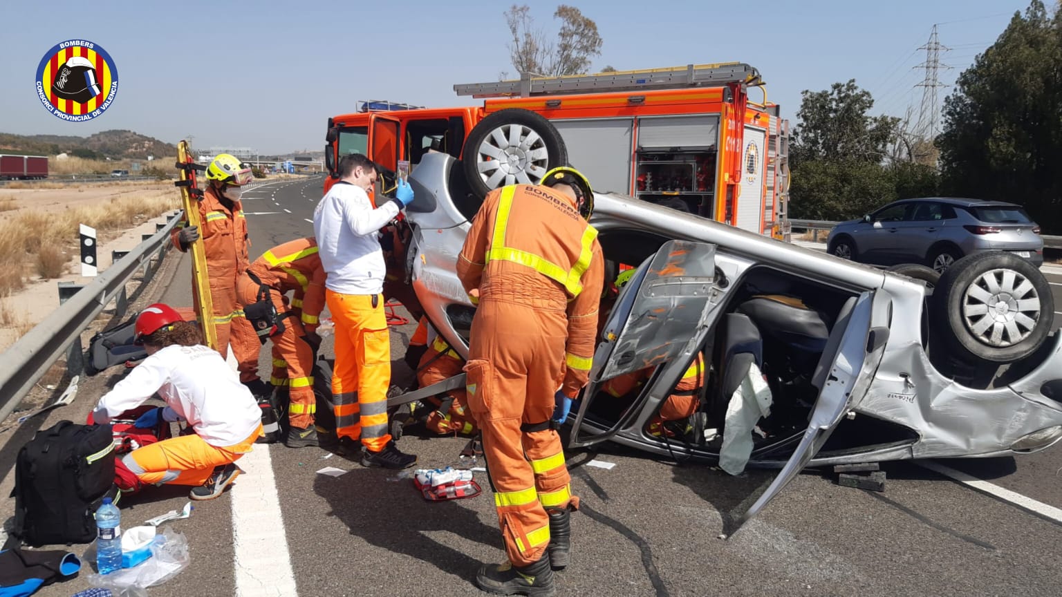 Los bomberos rescatan a uno de los heridos.