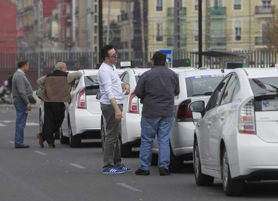 Taxistas esperan ante la estación Joaquín Sorolla, en Fallas en una imagen de archivo.