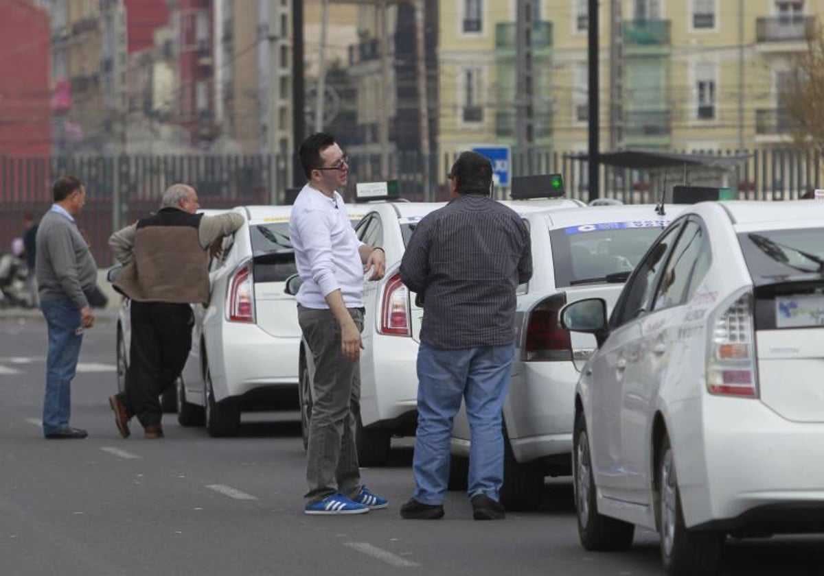 Taxistas esperan ante la estación Joaquín Sorolla, en Fallas en una imagen de archivo.