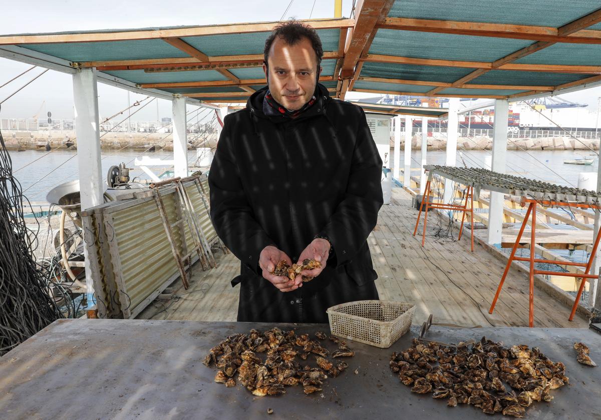 César Gómez, en las bateas del puerto de Valencia donde cría las ostras.