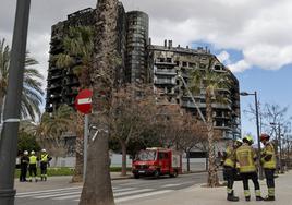 Los bomberos trabajan en Campanar.