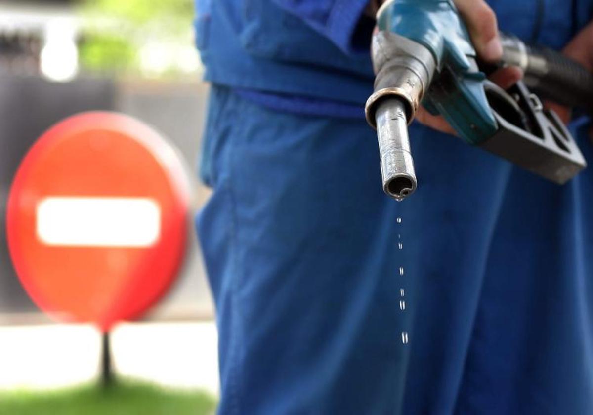 Un surtidor de gasolina en una estación de servicio.