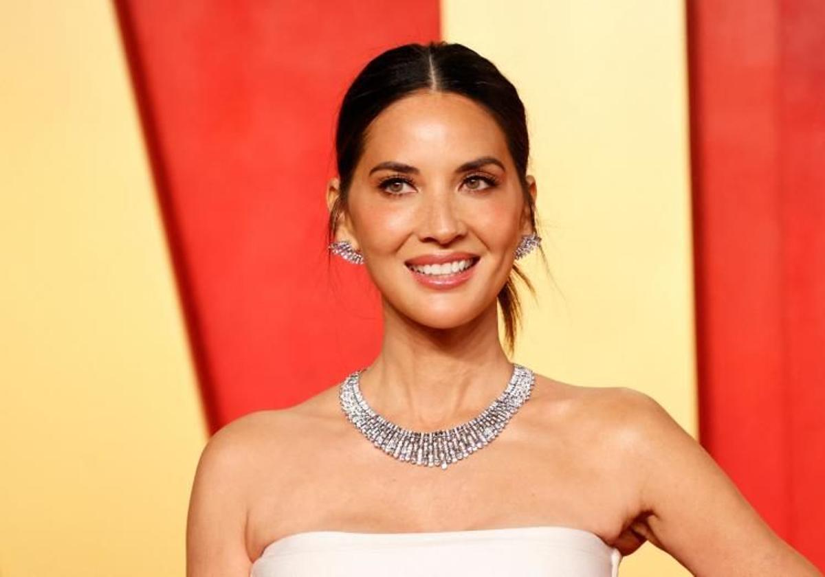 Olivia Munn en la fiesta de Vanity Fair de los Oscar 2024.