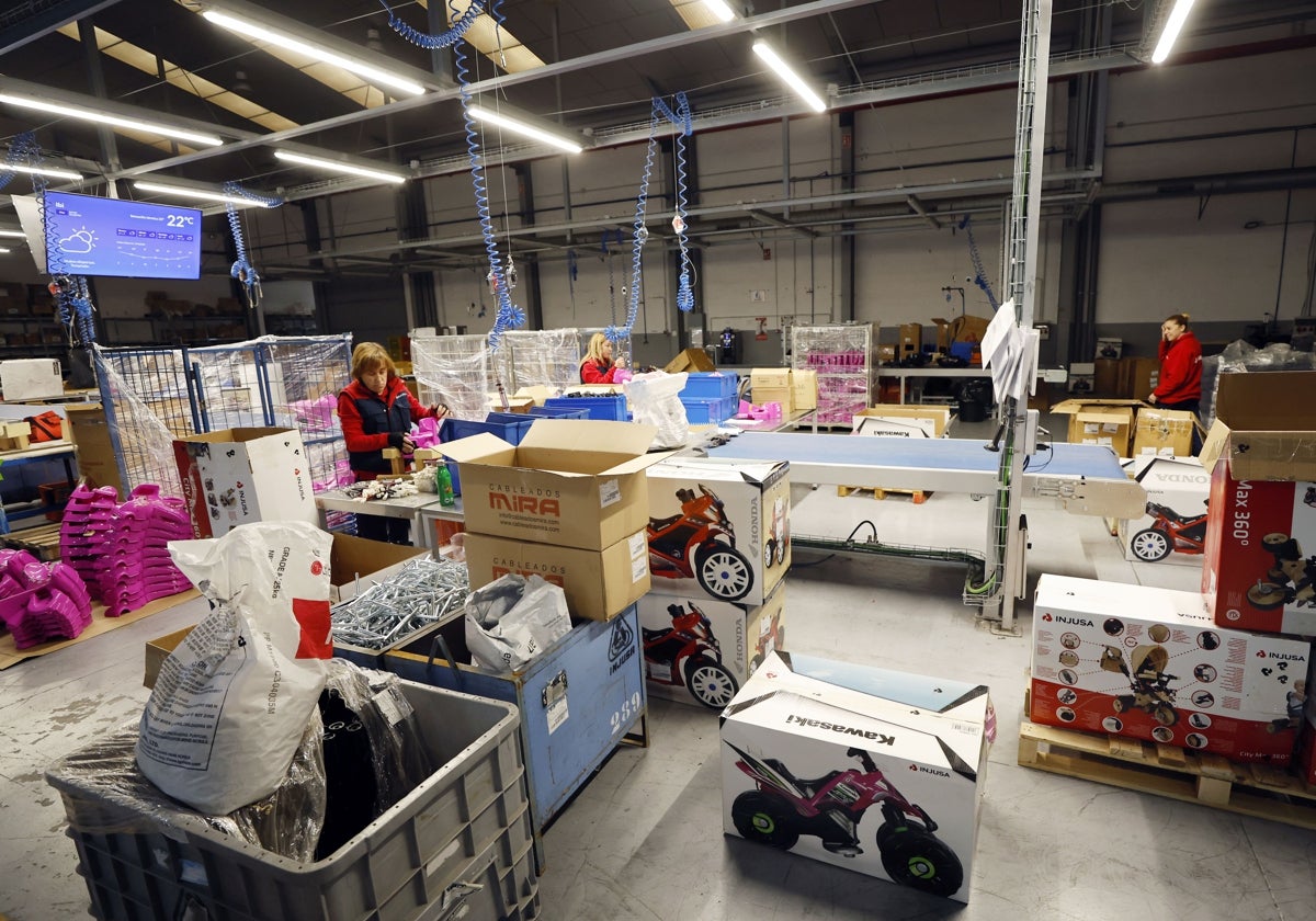 Trabajadoras en la fábrica de Injusa, ubicada en Ibi.