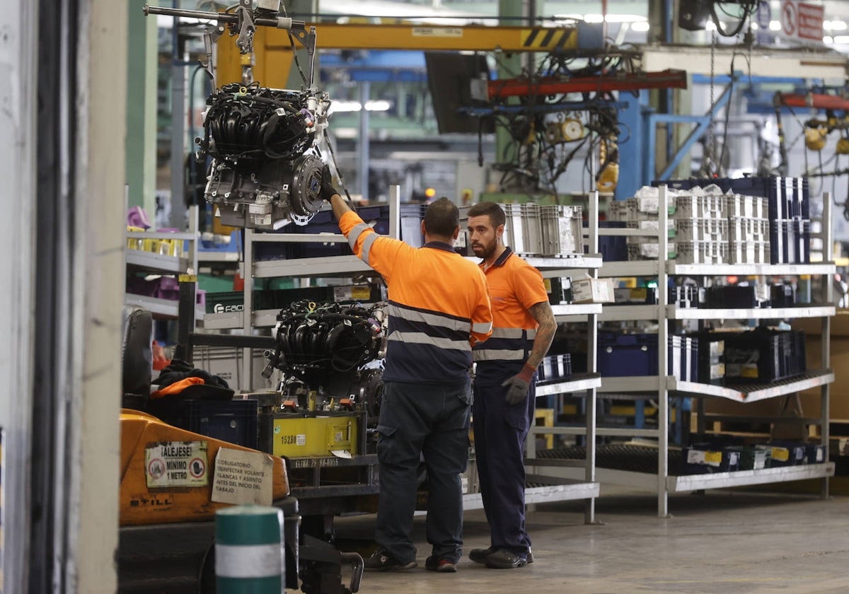 Trabajadores en la factoría de Ford Almussafes.