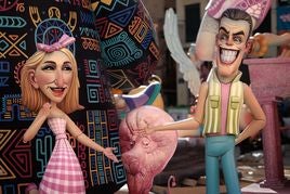 Yolanda Díaz y Pedro Sánchez, cmo Barbie y Ken, en una escena de la falla de la Plaza del Pilar