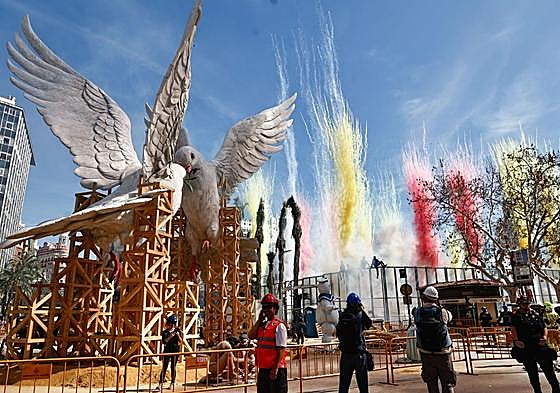 Mascletà en la plaza del Ayuntamiento de Valencia.