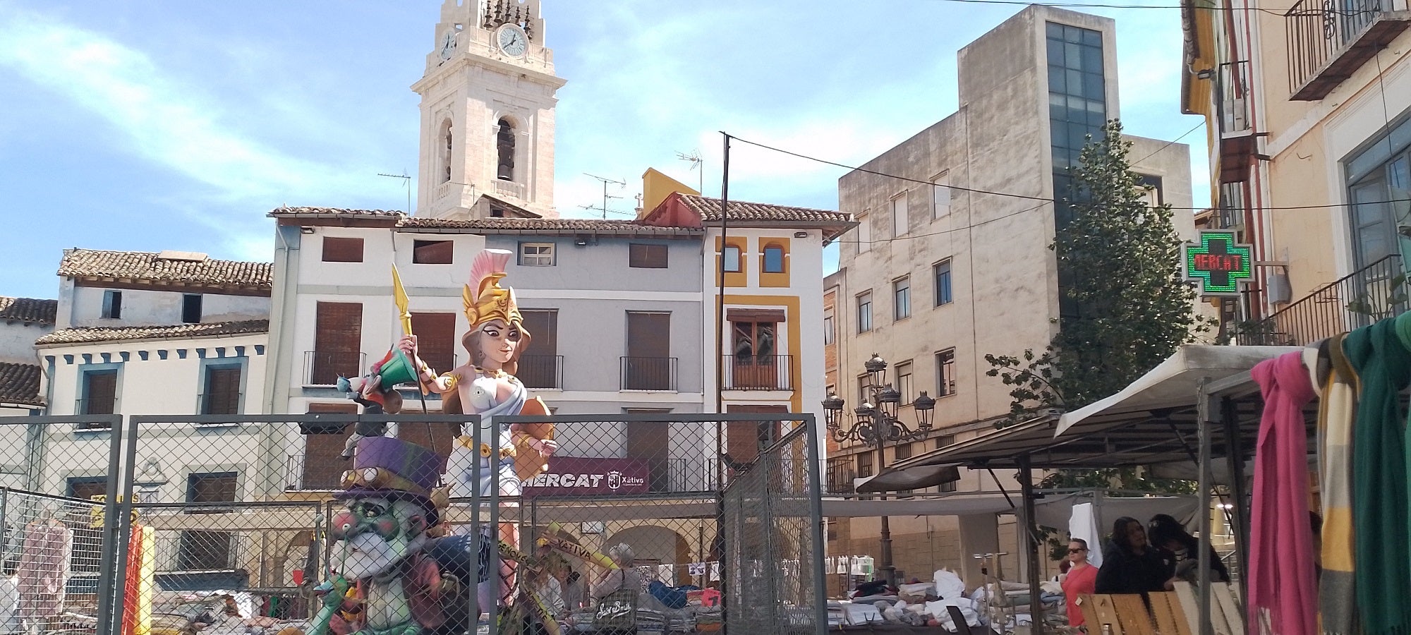 Imagen secundaria 1 - Arriba, montaje de la falla República Argentina de Xàtiva. Abajo, el monumento de Mercat, entre el mercado ambulante y a la derecha, el de Ferroviaria ya montado.