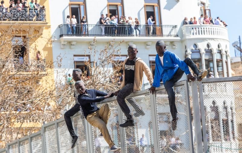 La escena de cuatro &#039;migrantes&#039; en la valla de la mascletà