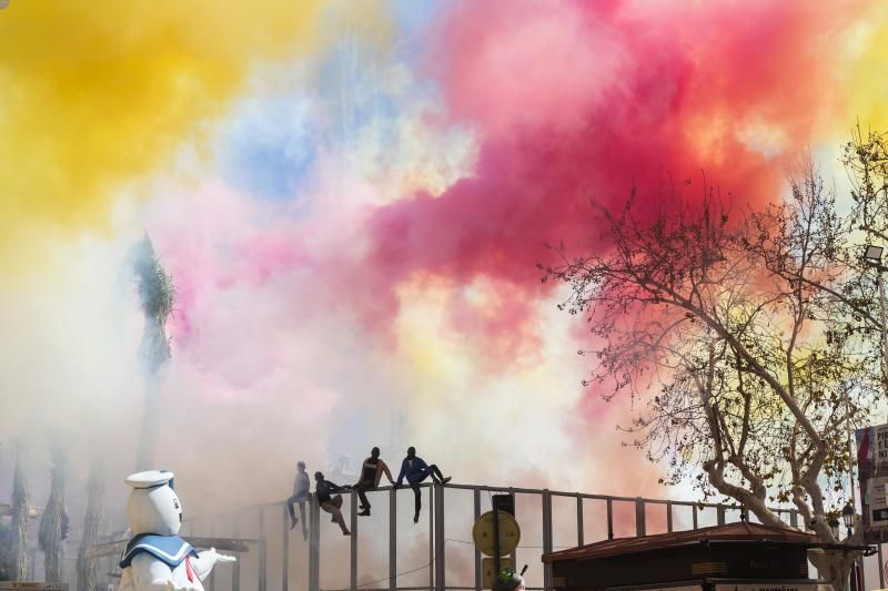 La escena de cuatro &#039;migrantes&#039; en la valla de la mascletà