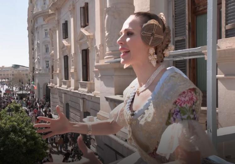 Vanesa Romero, en el balcón disfrutando de la mascletà.