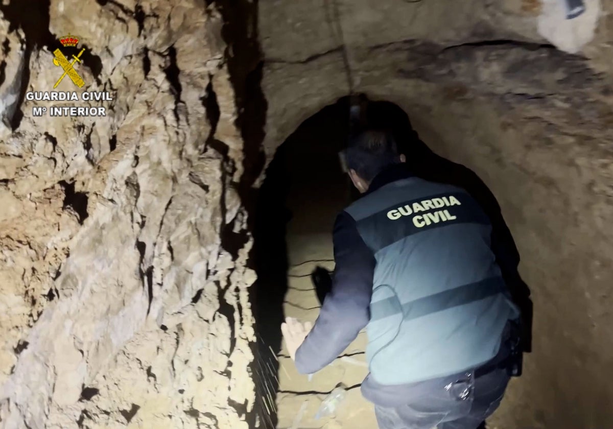 Un agente inspecciona un túnel con acceso desde la casa de uno de los detenidos.