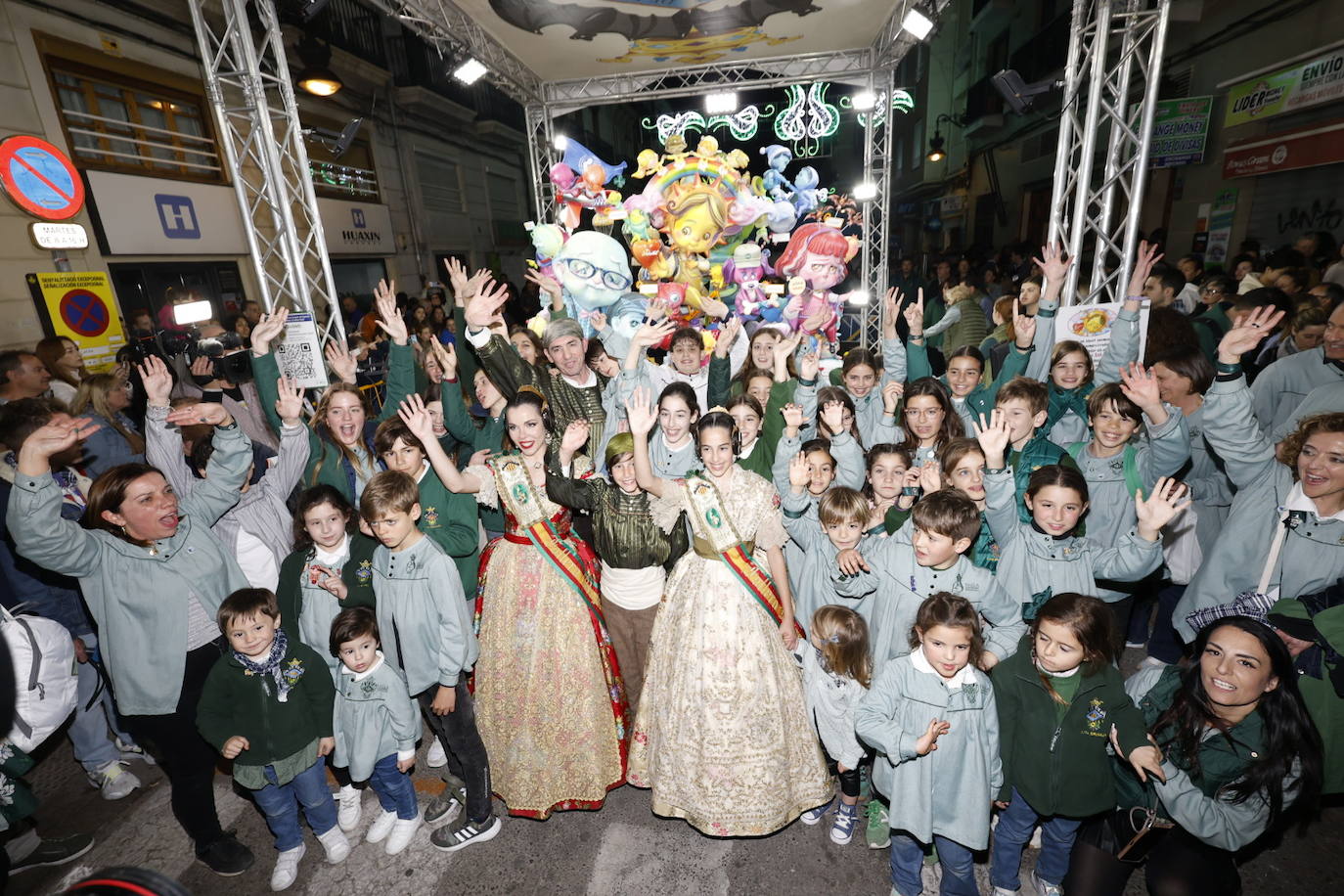 Los falleros de Convento Jerusalén celebran el primer premio de su falla infantil en Especial