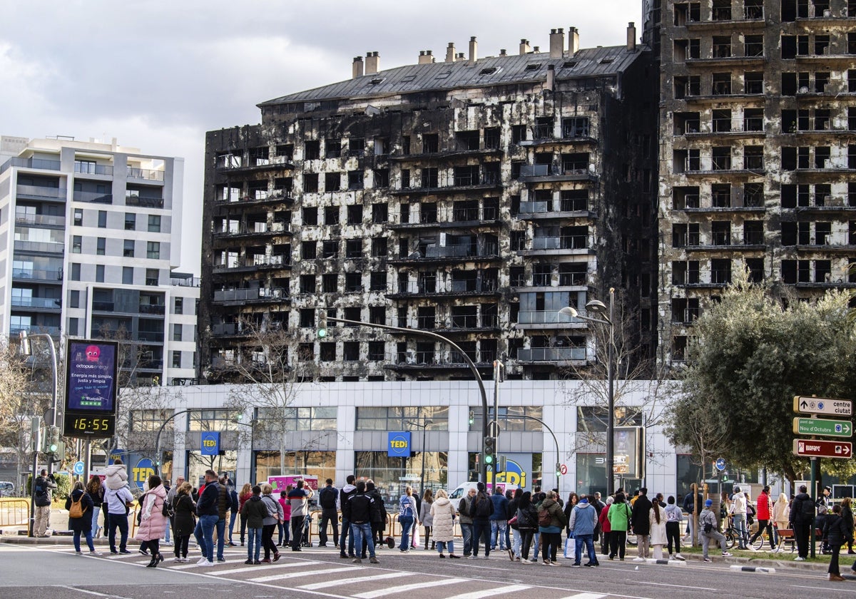 Edificio de Campanar tras el incendio.