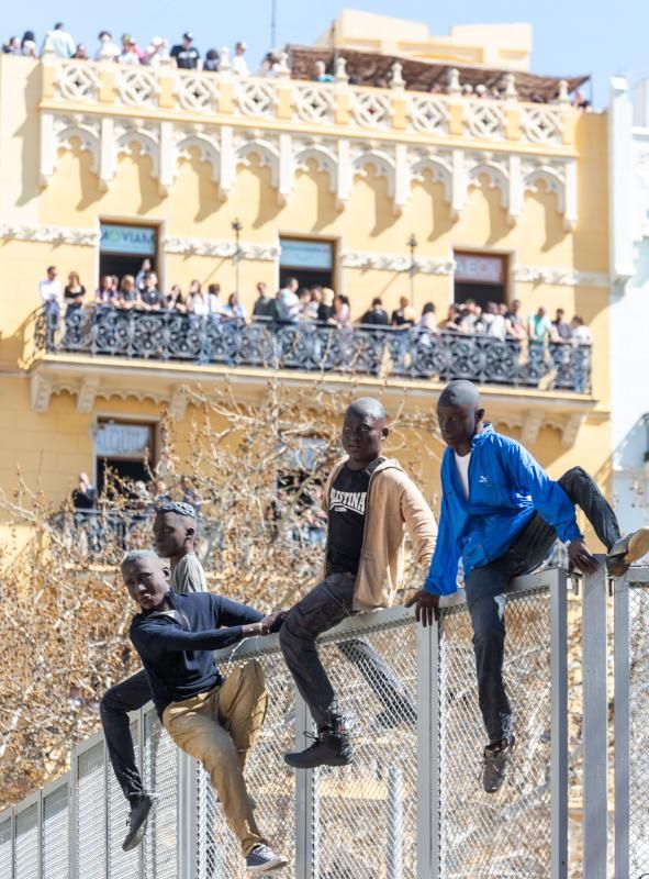 La escena de cuatro &#039;migrantes&#039; en la valla de la mascletà