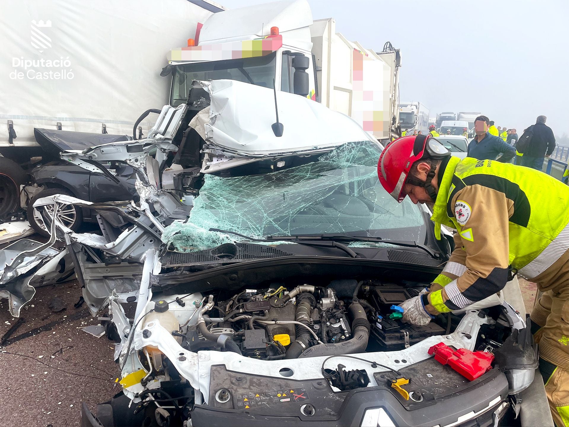 Un muerto y cinco heridos por un accidente en Nules con 40 coches implicados