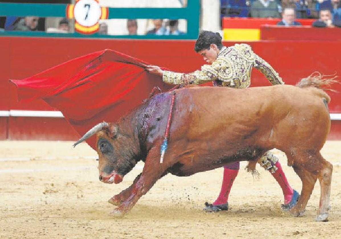 Jarocho, este jueves, con uno de los toros de Fuente Ymbro.