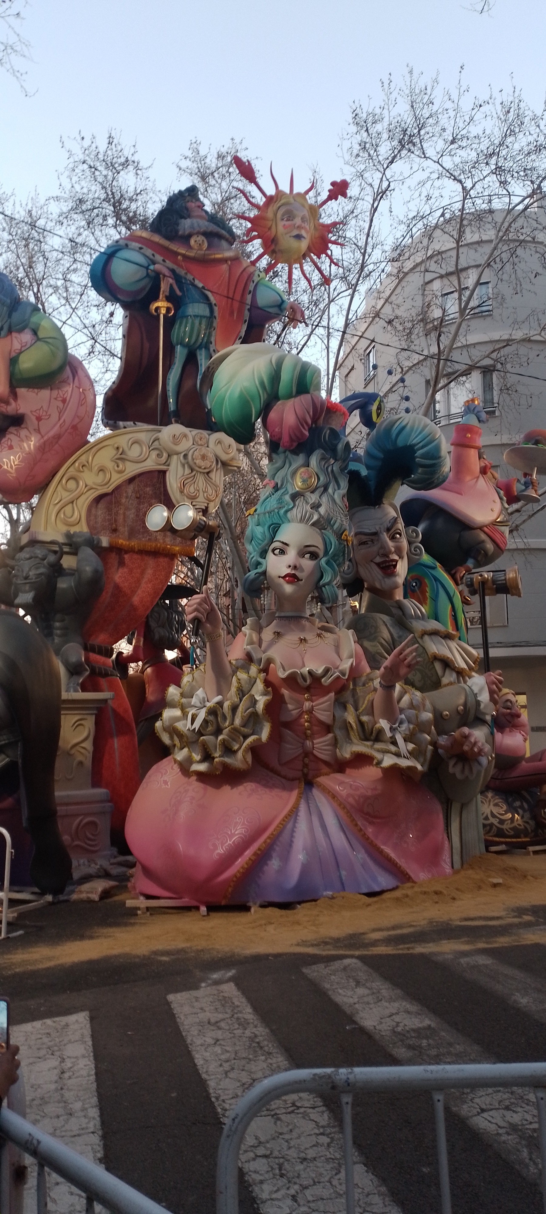 Imagen secundaria 2 - Arriba, montaje de la falla República Argentina de Xàtiva. Abajo, el monumento de Mercat, entre el mercado ambulante y a la derecha, el de Ferroviaria ya montado.