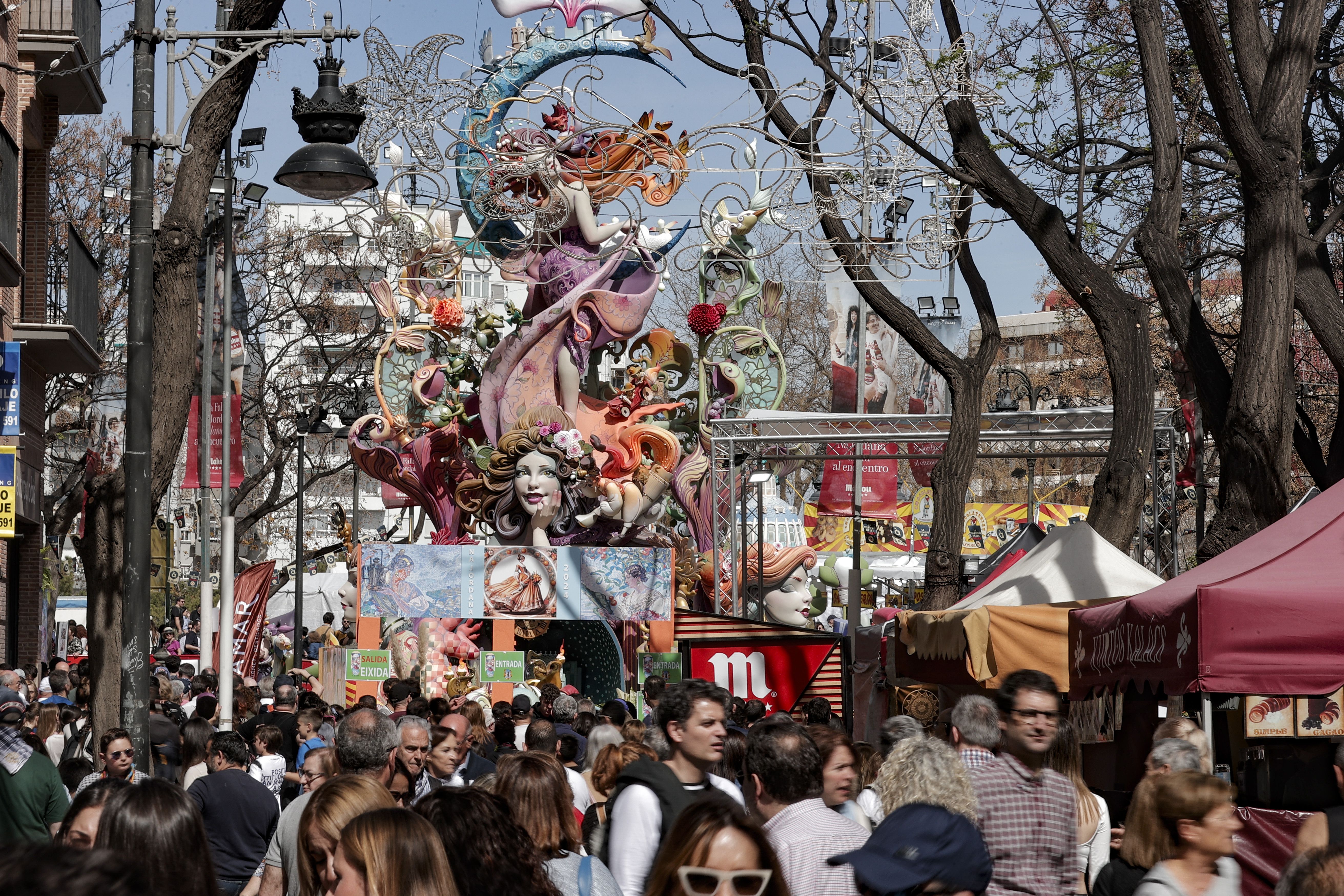 Llenazo en Valencia el primer día grande de Fallas