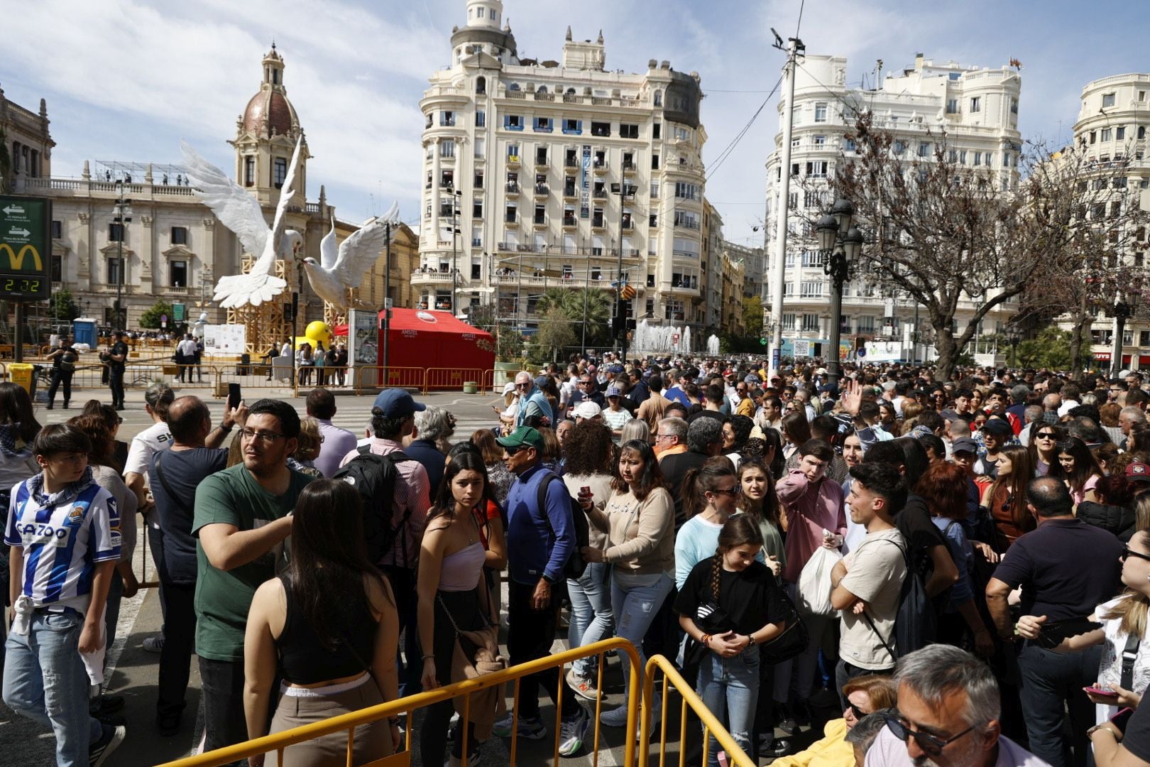 Llenazo en Valencia el primer día grande de Fallas