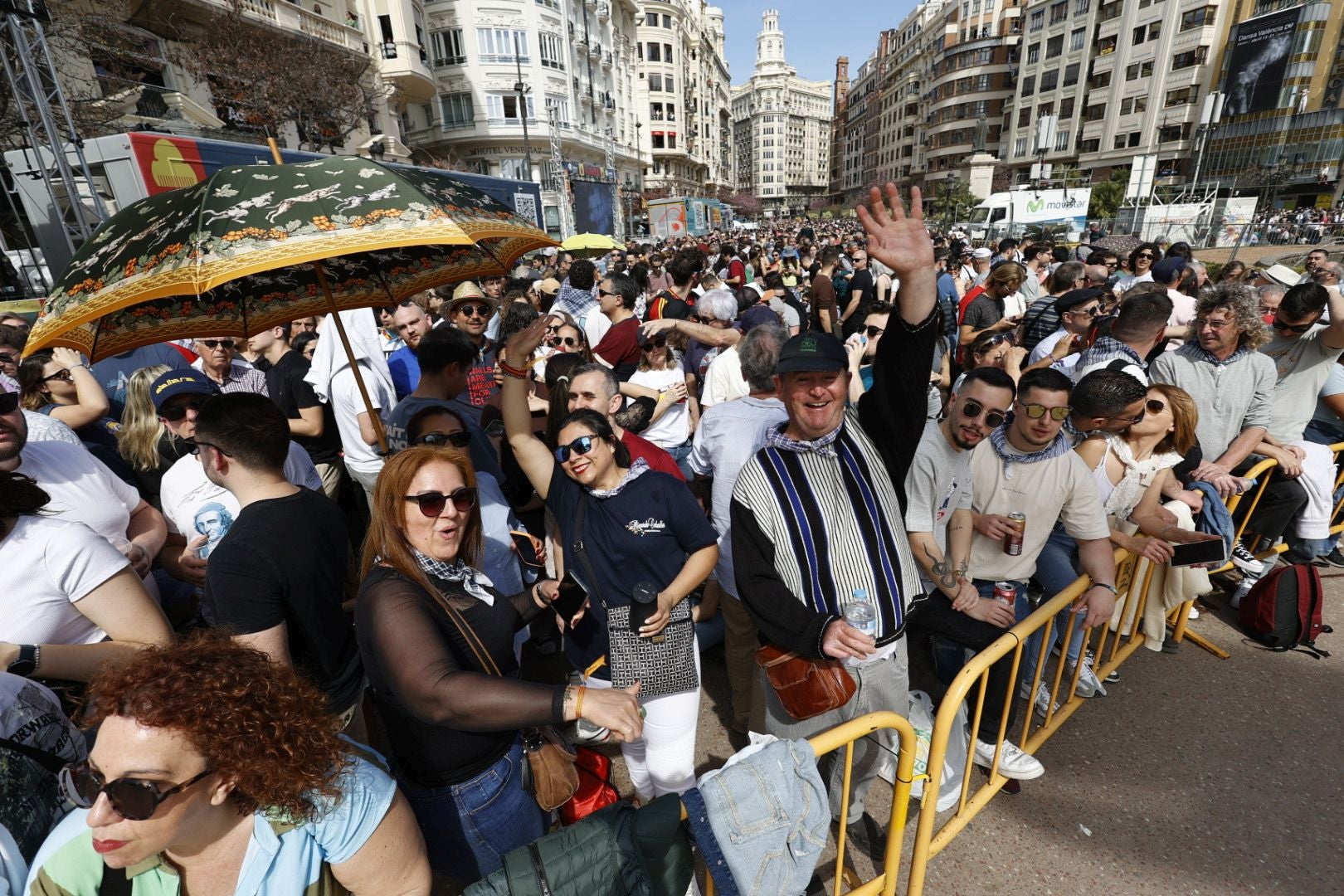 Llenazo en Valencia el primer día grande de Fallas