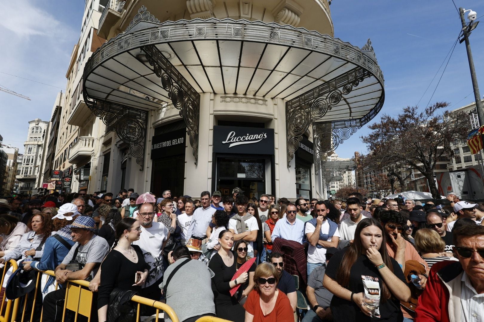 Llenazo en Valencia el primer día grande de Fallas