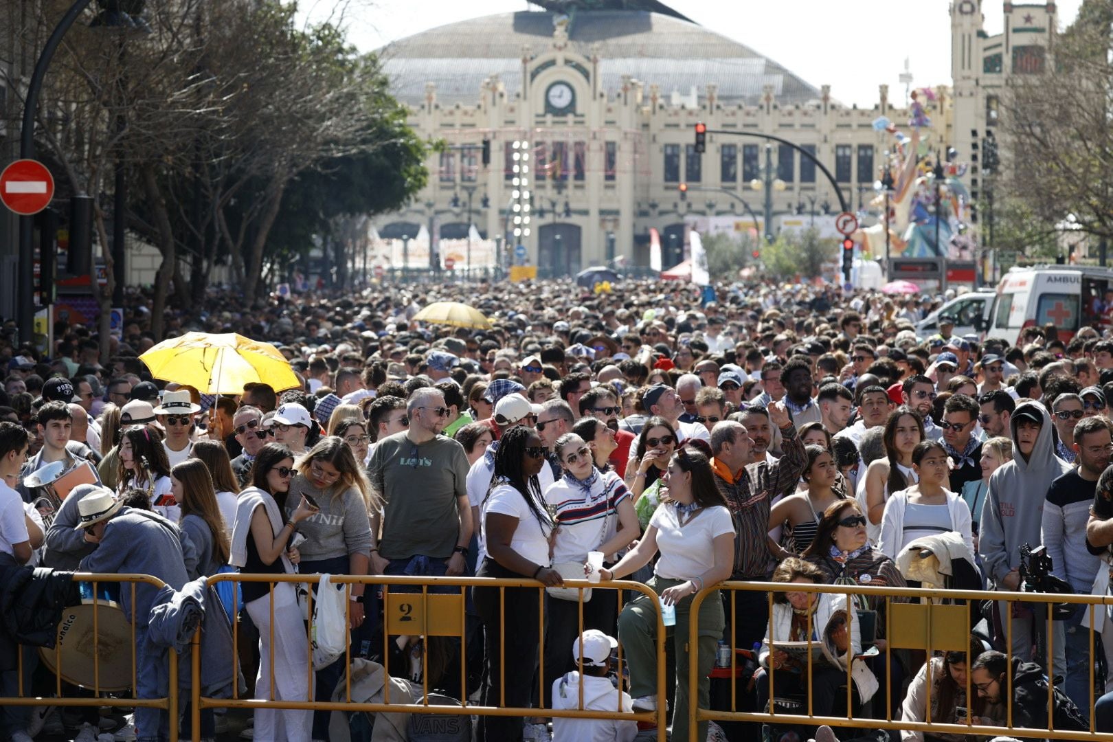 Llenazo en Valencia el primer día grande de Fallas