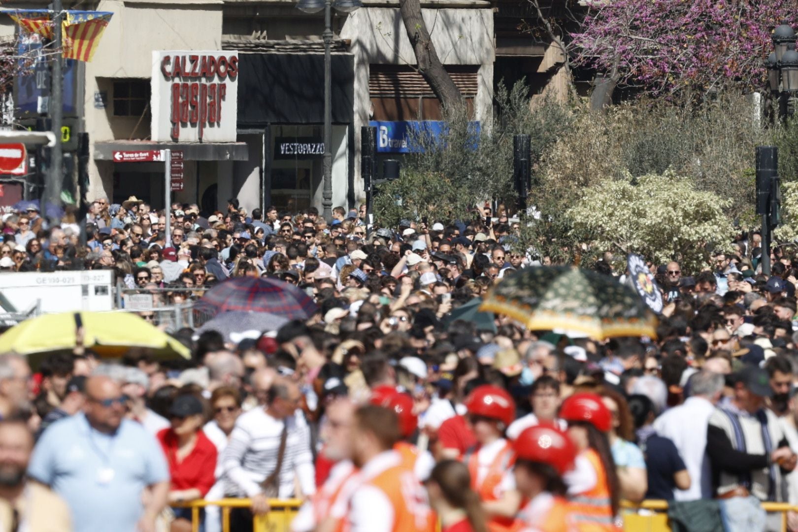 Llenazo en Valencia el primer día grande de Fallas