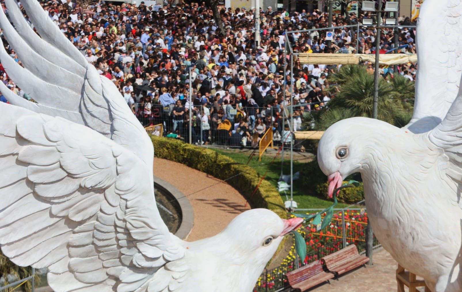 Llenazo en Valencia el primer día grande de Fallas