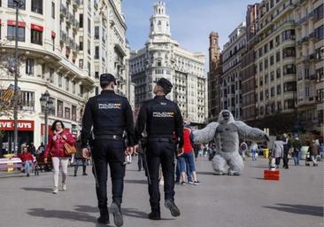 Una banda asalta y maniata a una pareja en su casa de Valencia