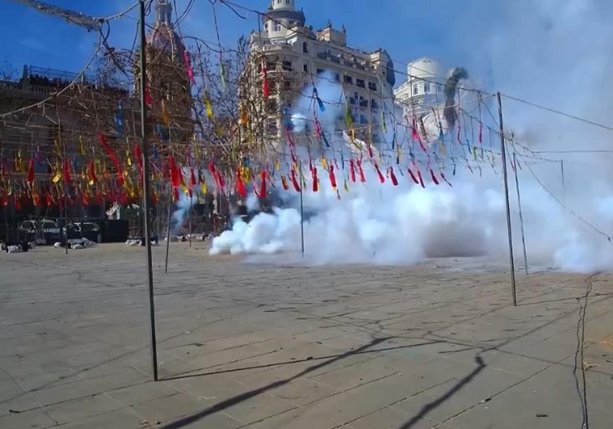 Mascletà en la plaza del Ayuntamiento de Valencia.