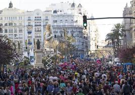 La Plaza del Ayuntamiento abarrotada durante las Fallas