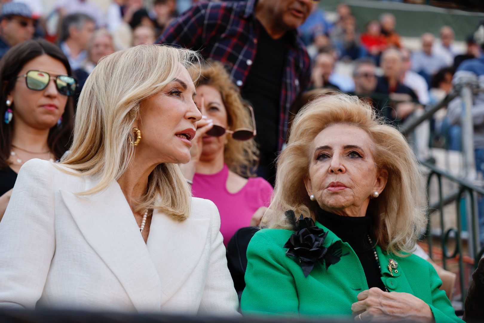 La plaza de toros de Valencia se llena de rostros conocidos