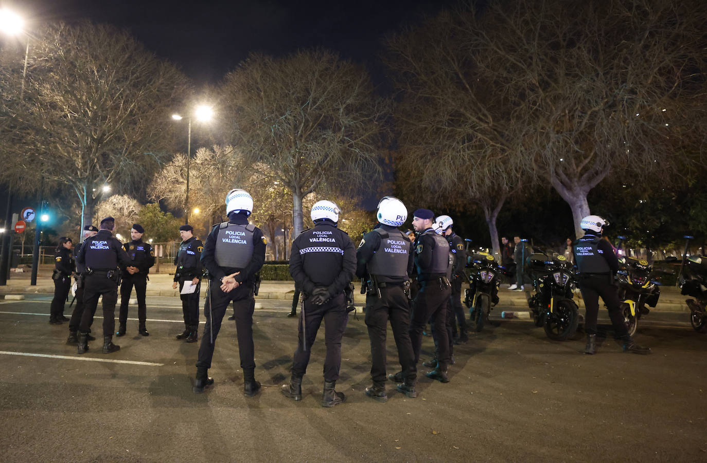 Una noche de patrulla con la Policía Local de Valencia durante las Fallas